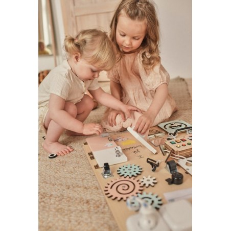 Woobiboo Planche d'Activités Montessori - Naturel - Mes premiers jouets  Woobiboo sur L'Armoire de Bébé
